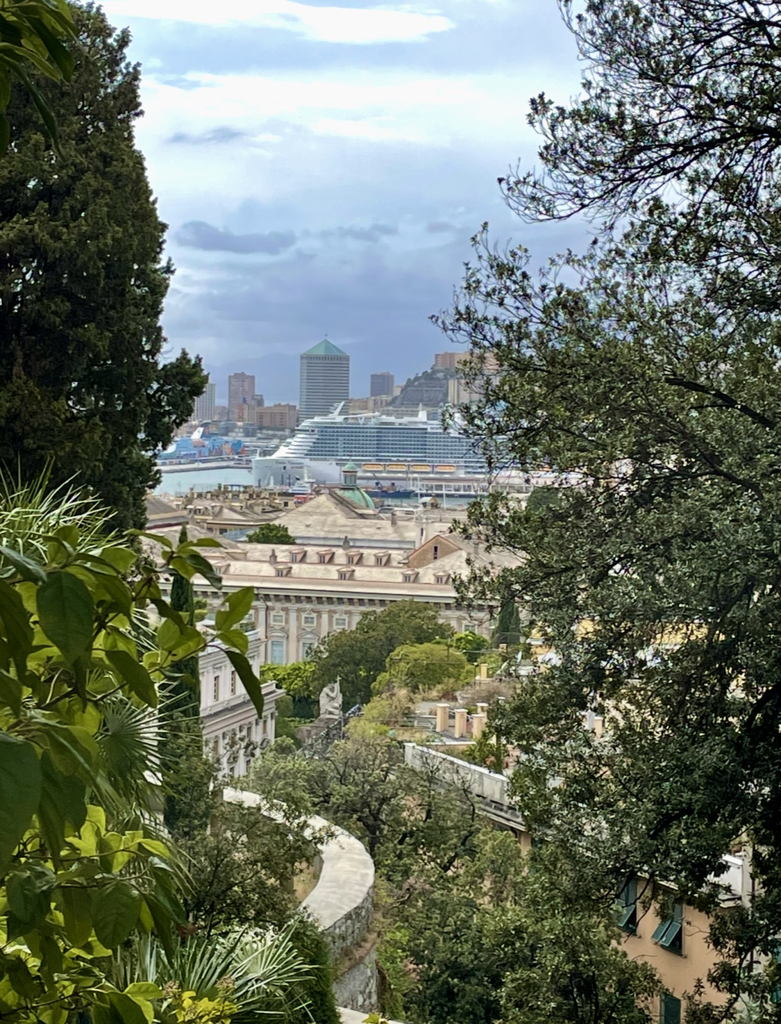 Genova er en travel havneby med mange cruicebåter